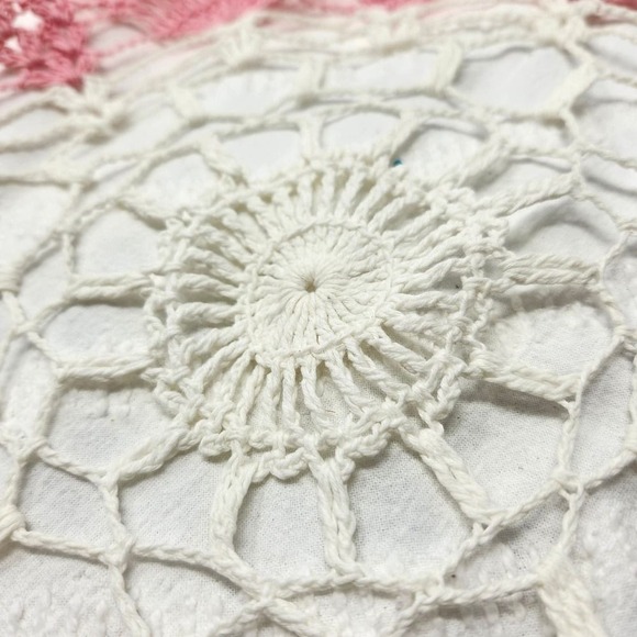 Stunning Pink & White 24 Inch Round Crocheted Doily #H‎ - Picture 3 of 6